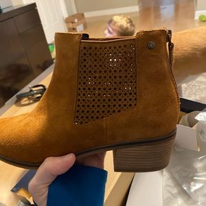 Val Bootie COLE HAAN- size 8-